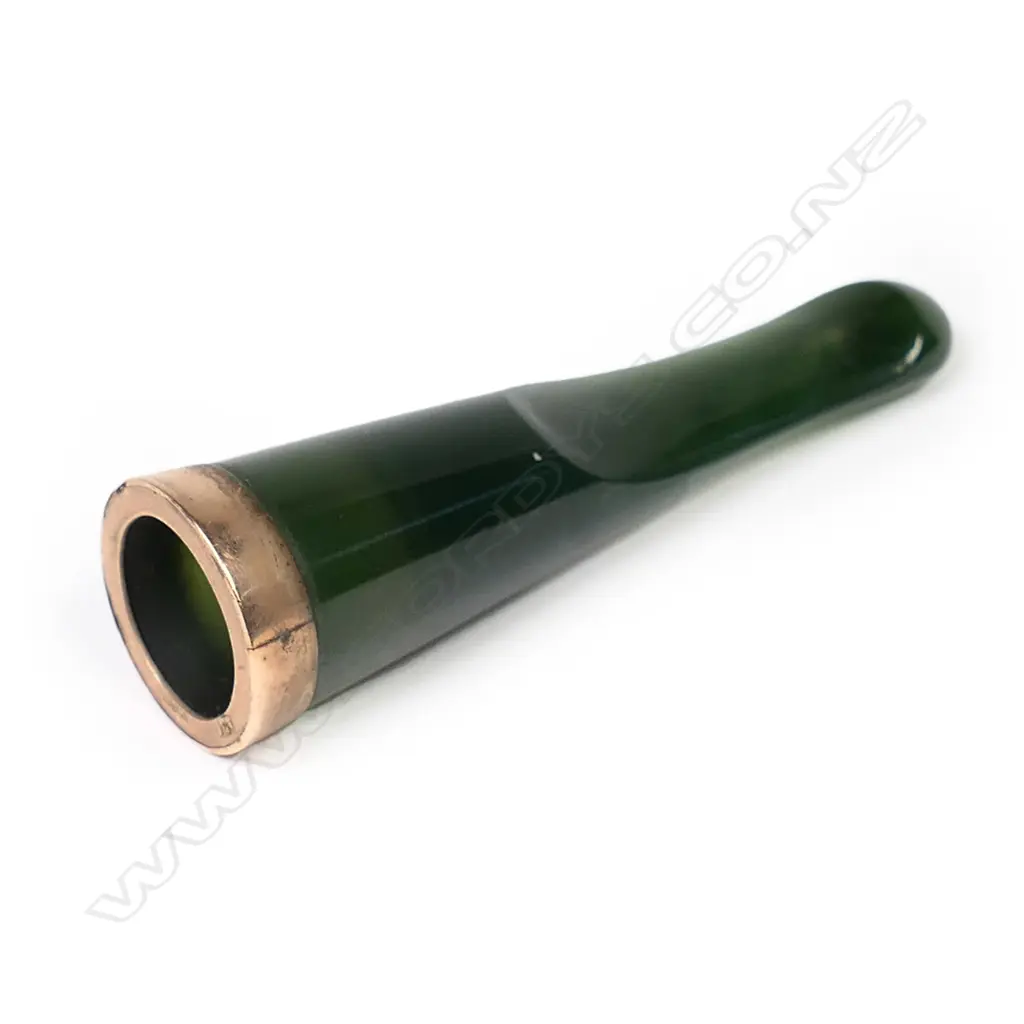 Adolph Kohn (Auckland) 9ct gold and greenstone cigar holder, Image 1++